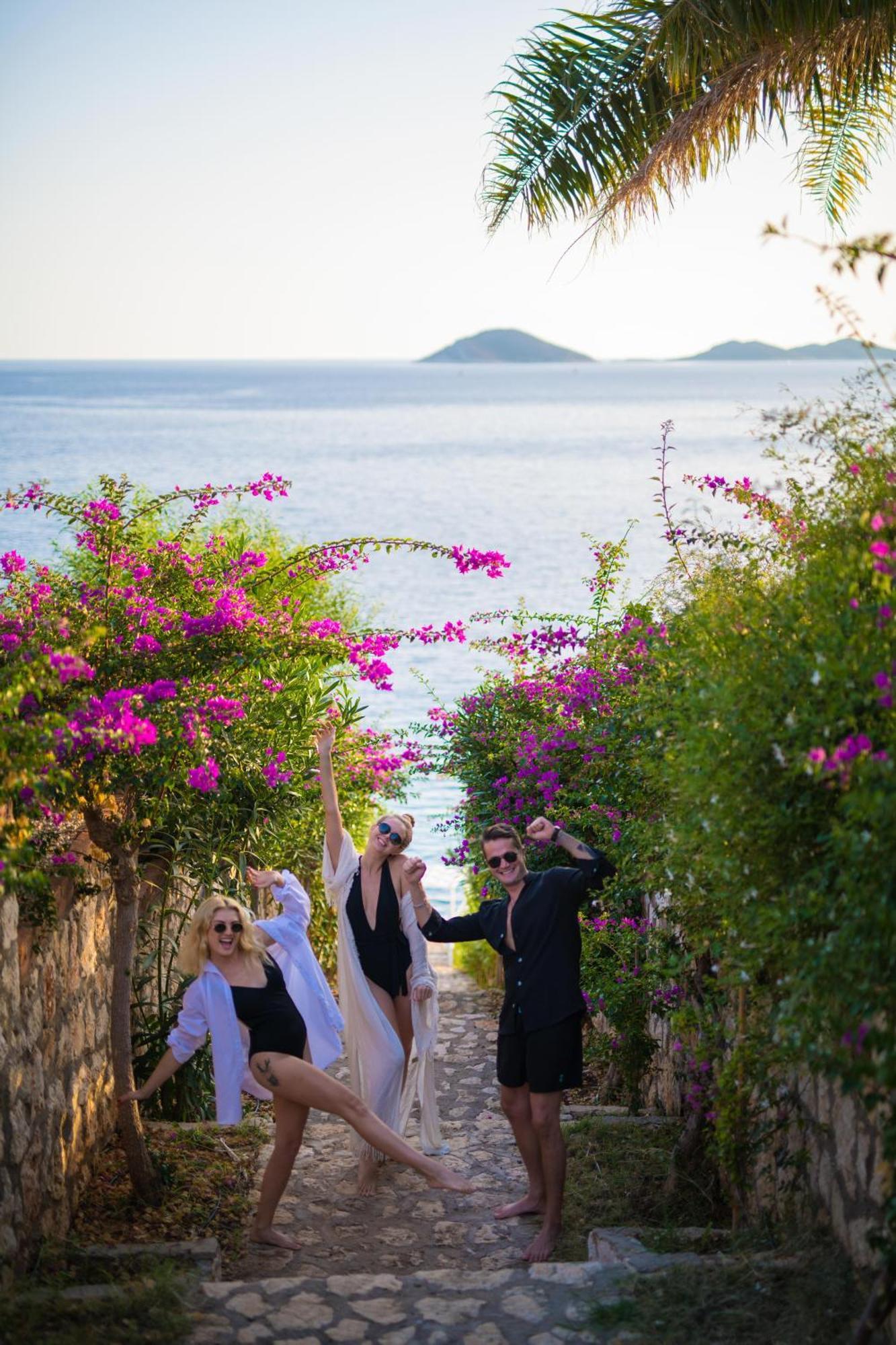 Beachfront White Villa With Private Swimming Pool カルカン エクステリア 写真