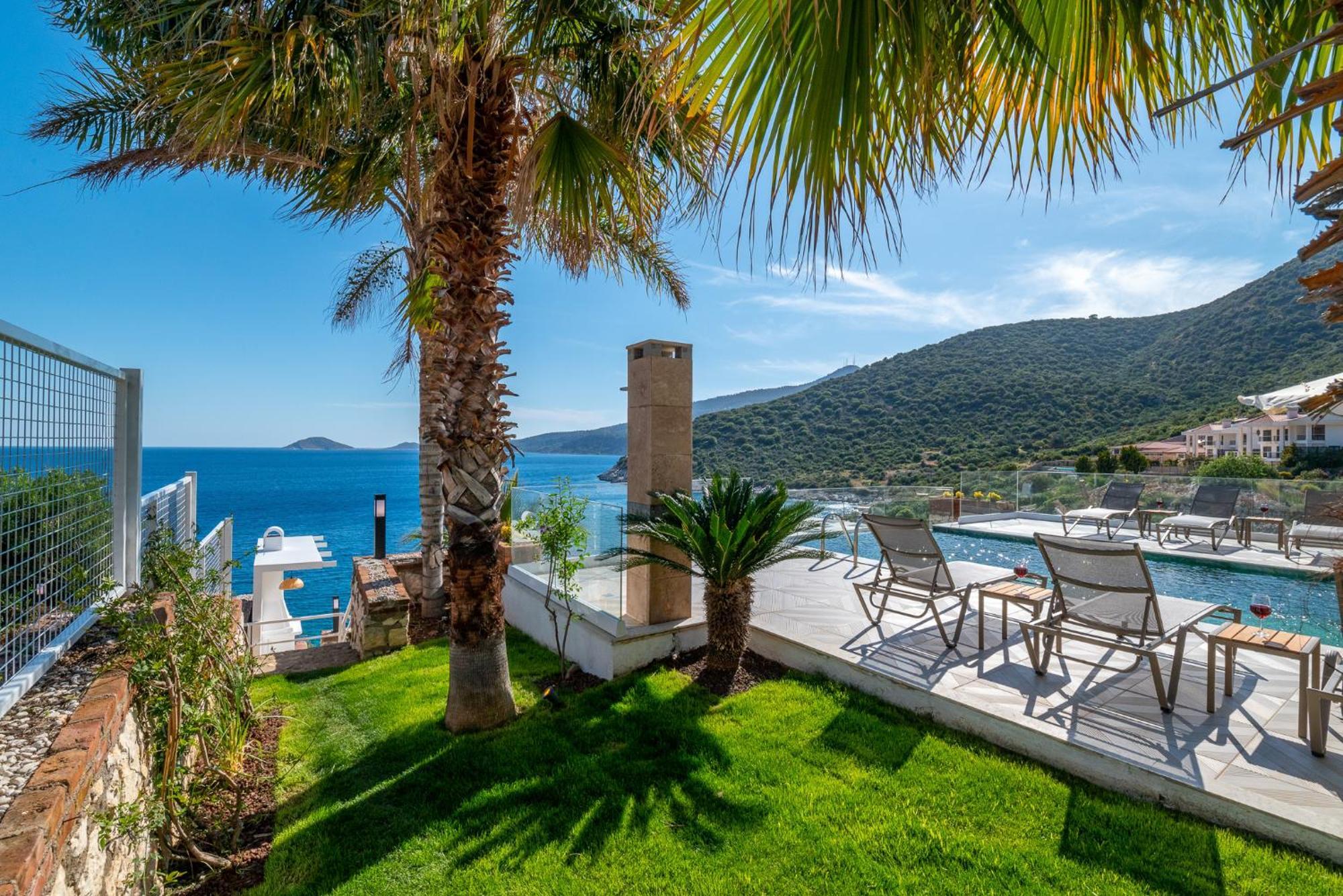 Beachfront White Villa With Private Swimming Pool カルカン エクステリア 写真