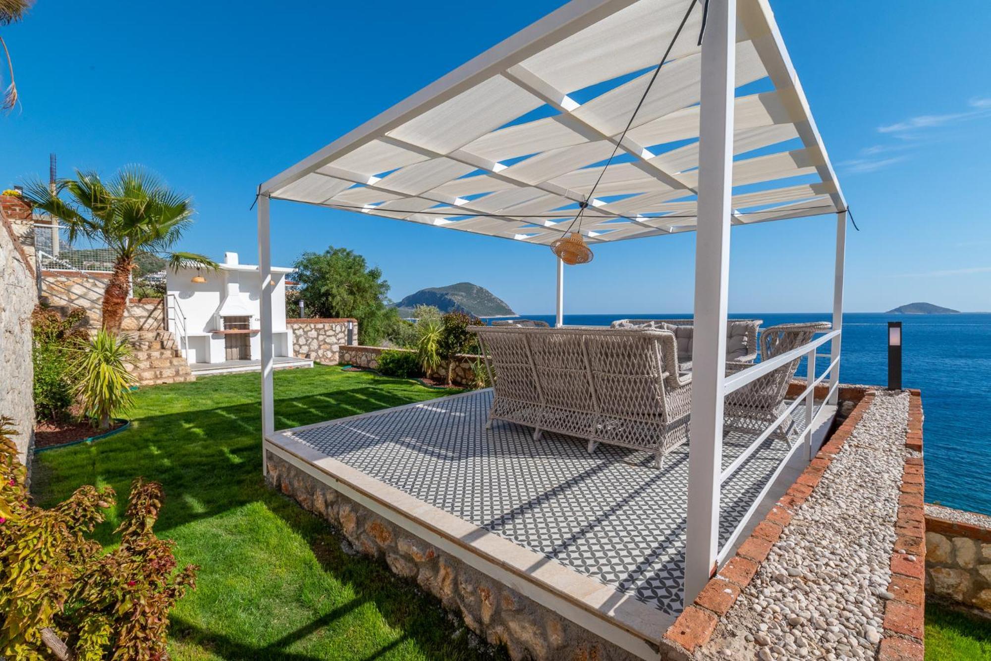 Beachfront White Villa With Private Swimming Pool カルカン エクステリア 写真