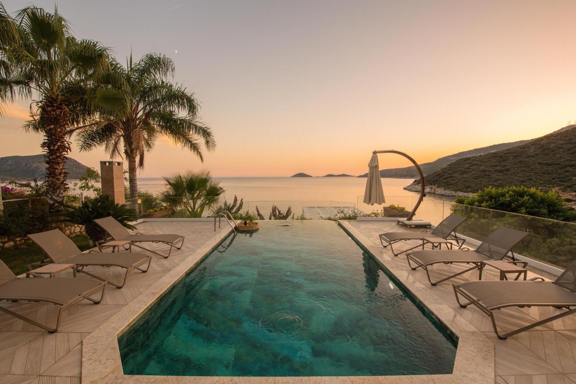 Beachfront White Villa With Private Swimming Pool カルカン エクステリア 写真