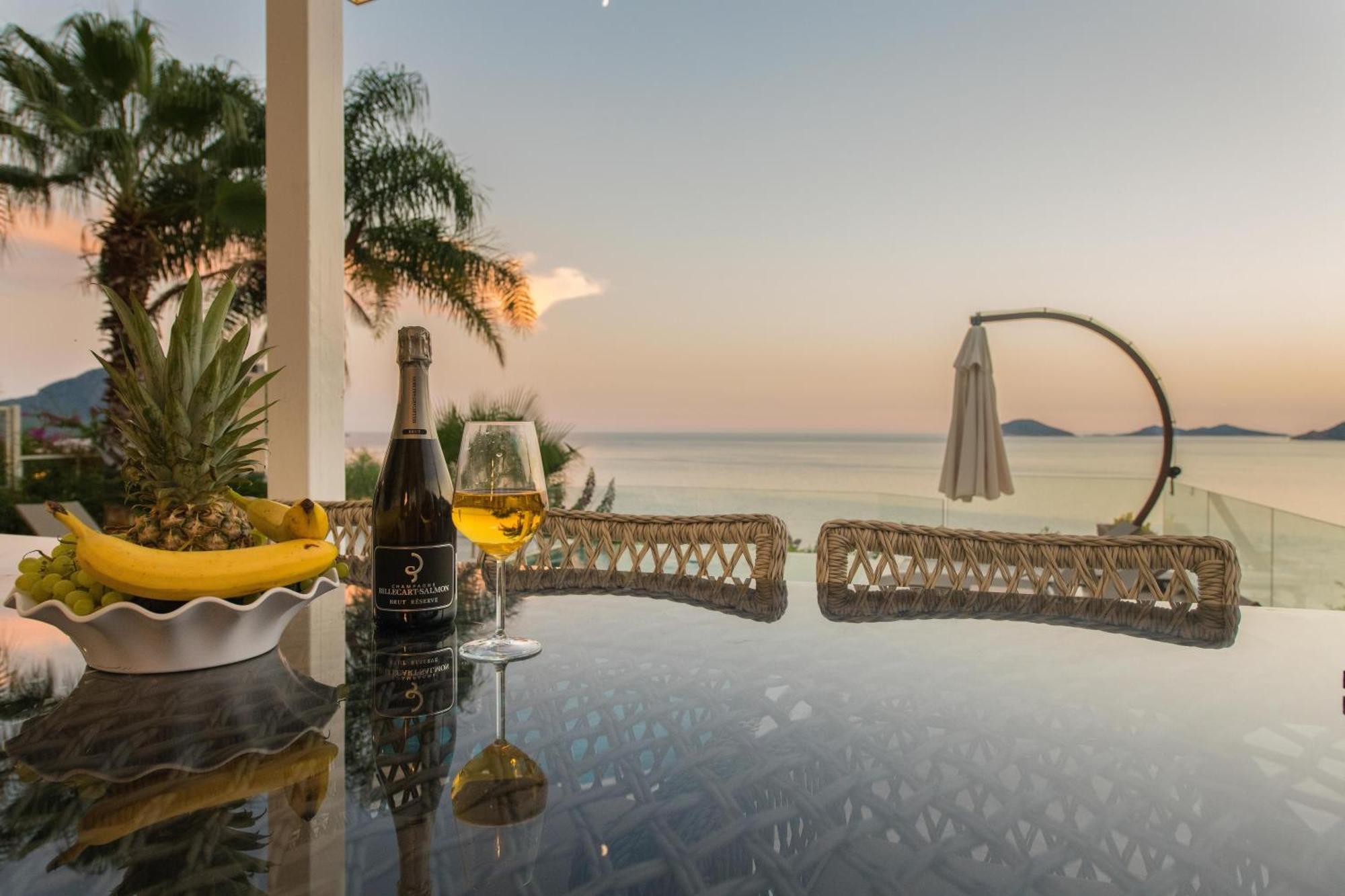 Beachfront White Villa With Private Swimming Pool カルカン エクステリア 写真