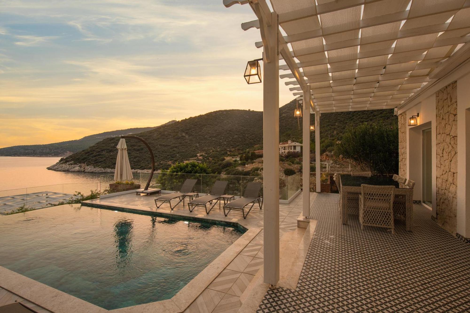 Beachfront White Villa With Private Swimming Pool カルカン エクステリア 写真