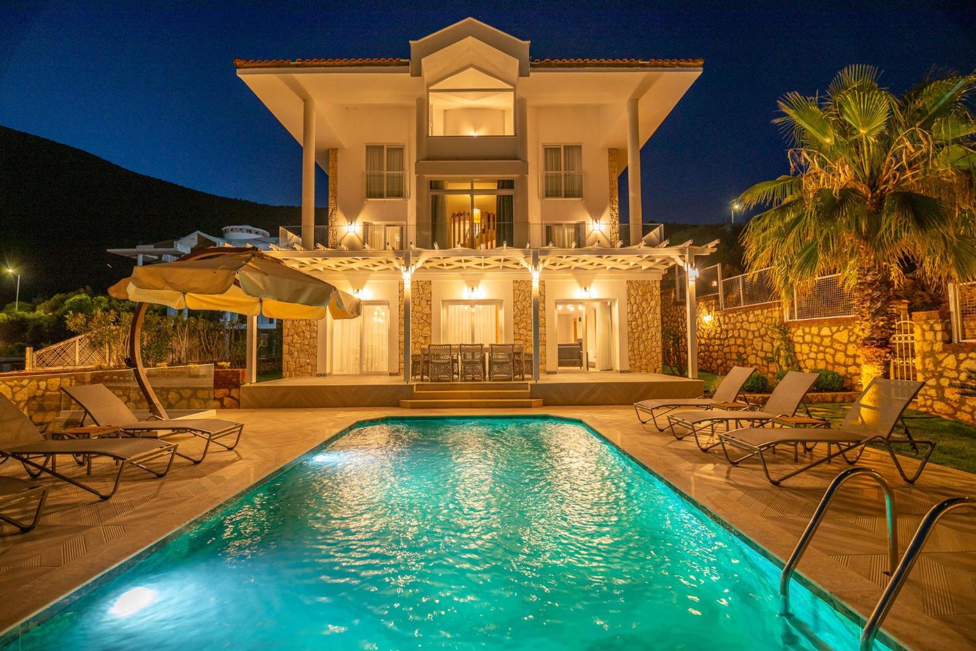 Beachfront White Villa With Private Swimming Pool カルカン エクステリア 写真