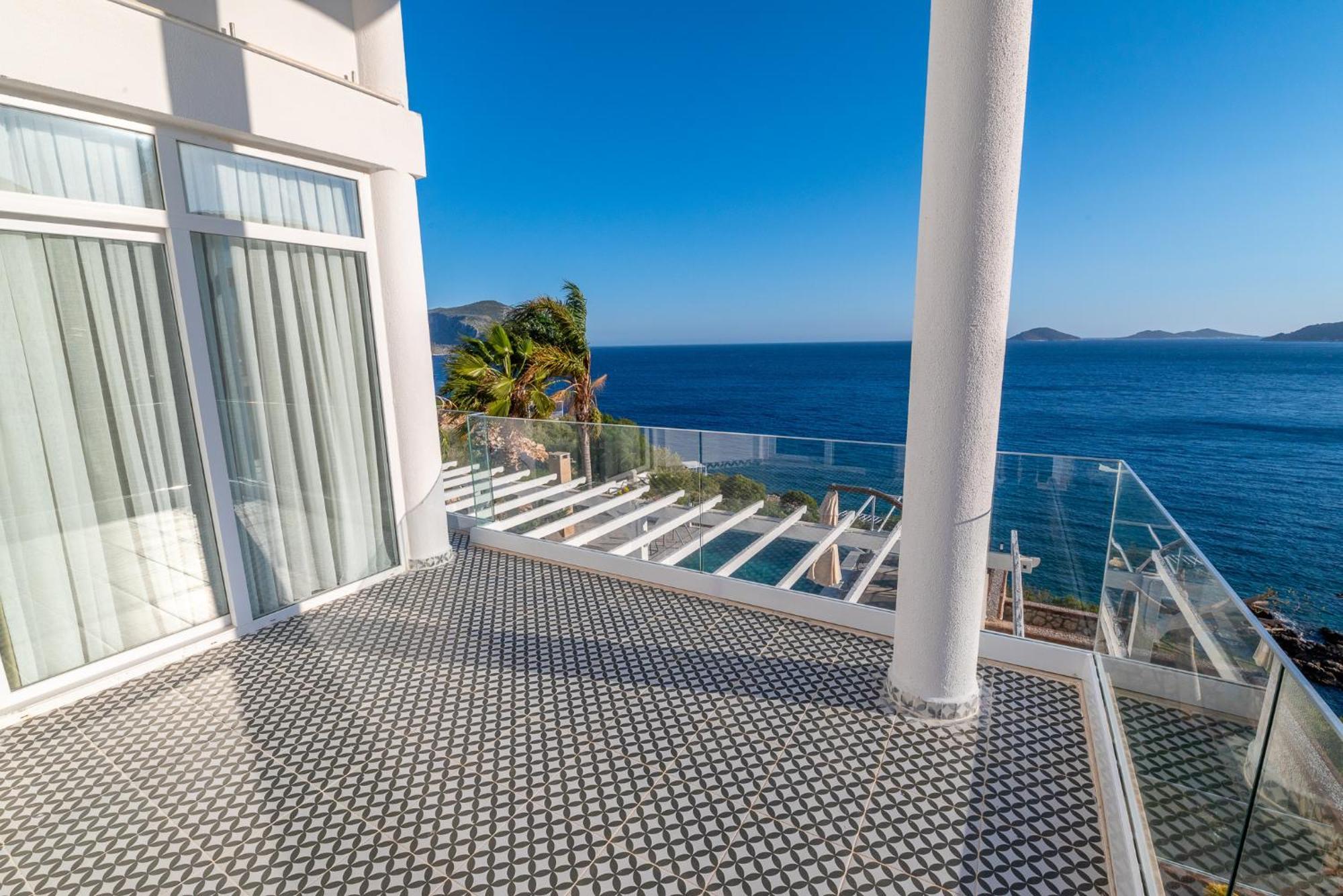 Beachfront White Villa With Private Swimming Pool カルカン エクステリア 写真