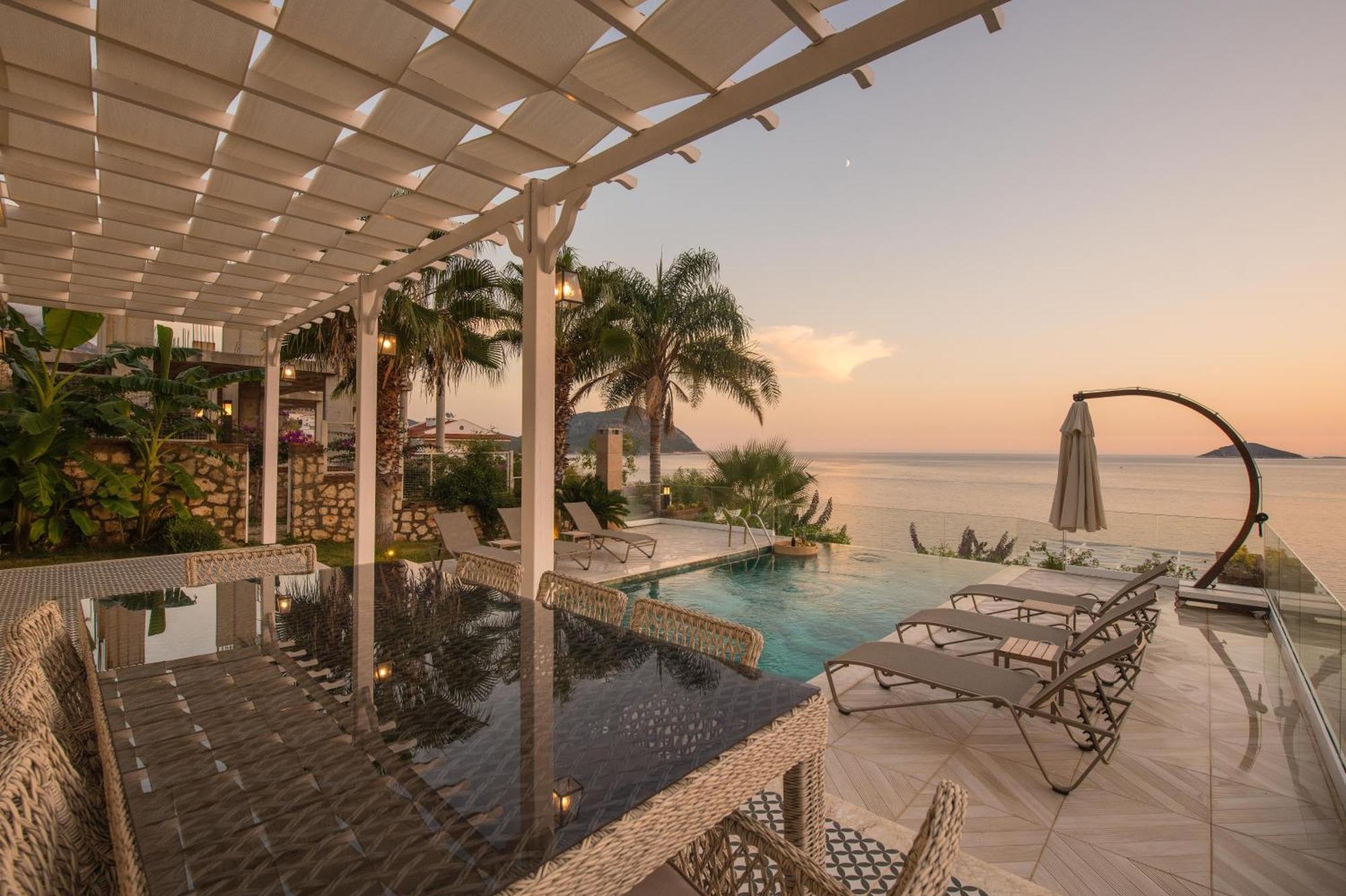 Beachfront White Villa With Private Swimming Pool カルカン エクステリア 写真