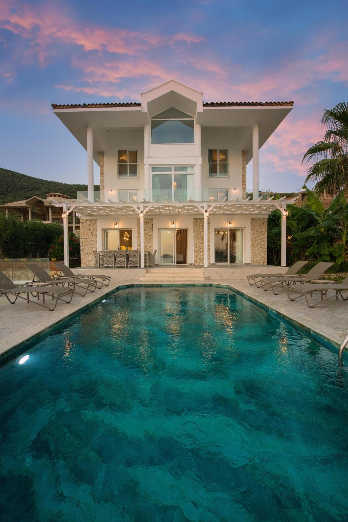 Beachfront White Villa With Private Swimming Pool カルカン エクステリア 写真