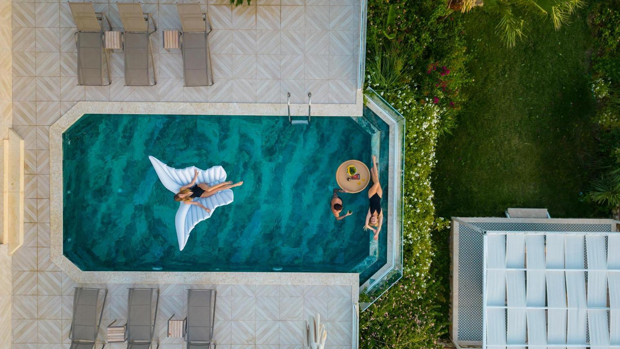 Beachfront White Villa With Private Swimming Pool カルカン エクステリア 写真