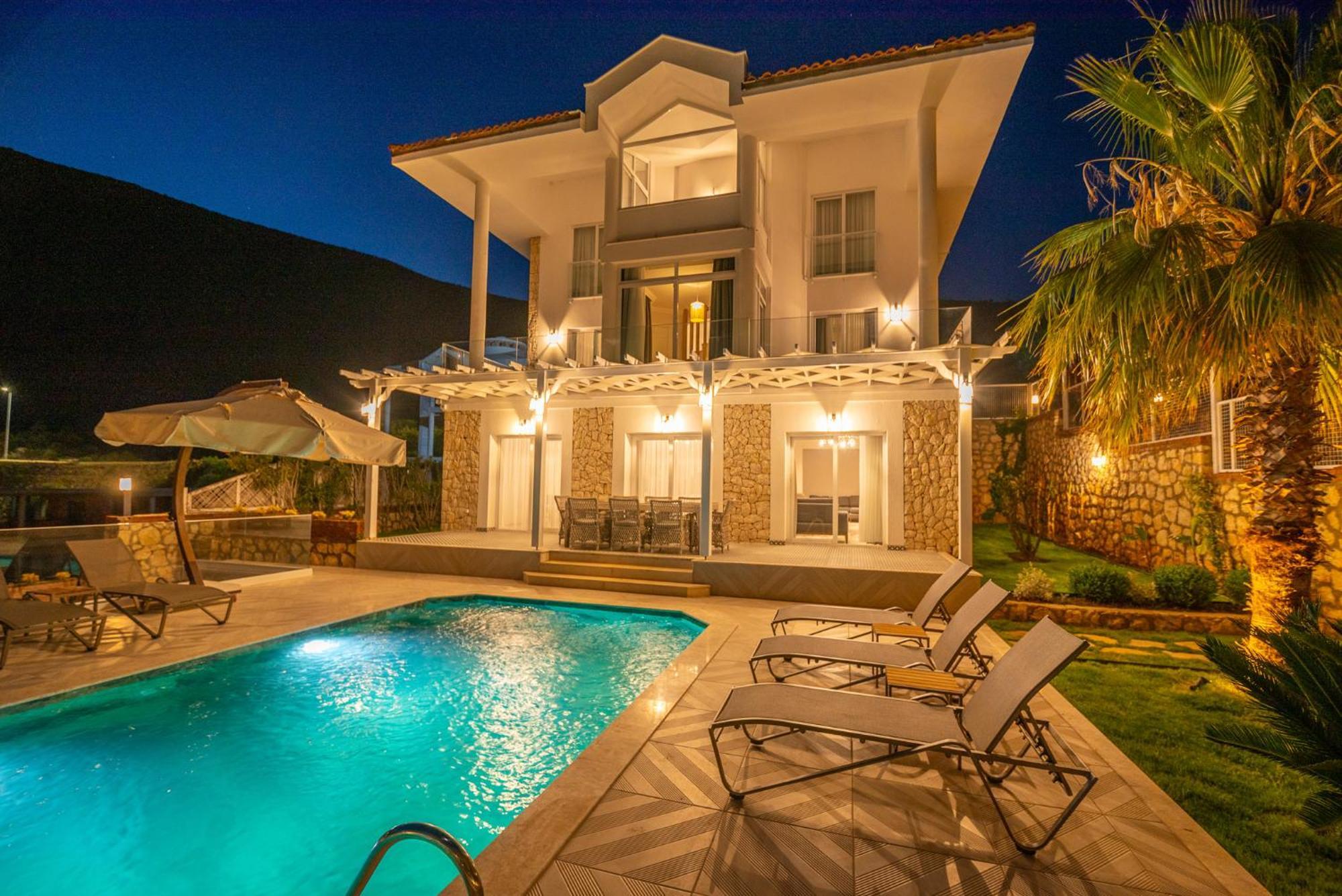 Beachfront White Villa With Private Swimming Pool カルカン エクステリア 写真