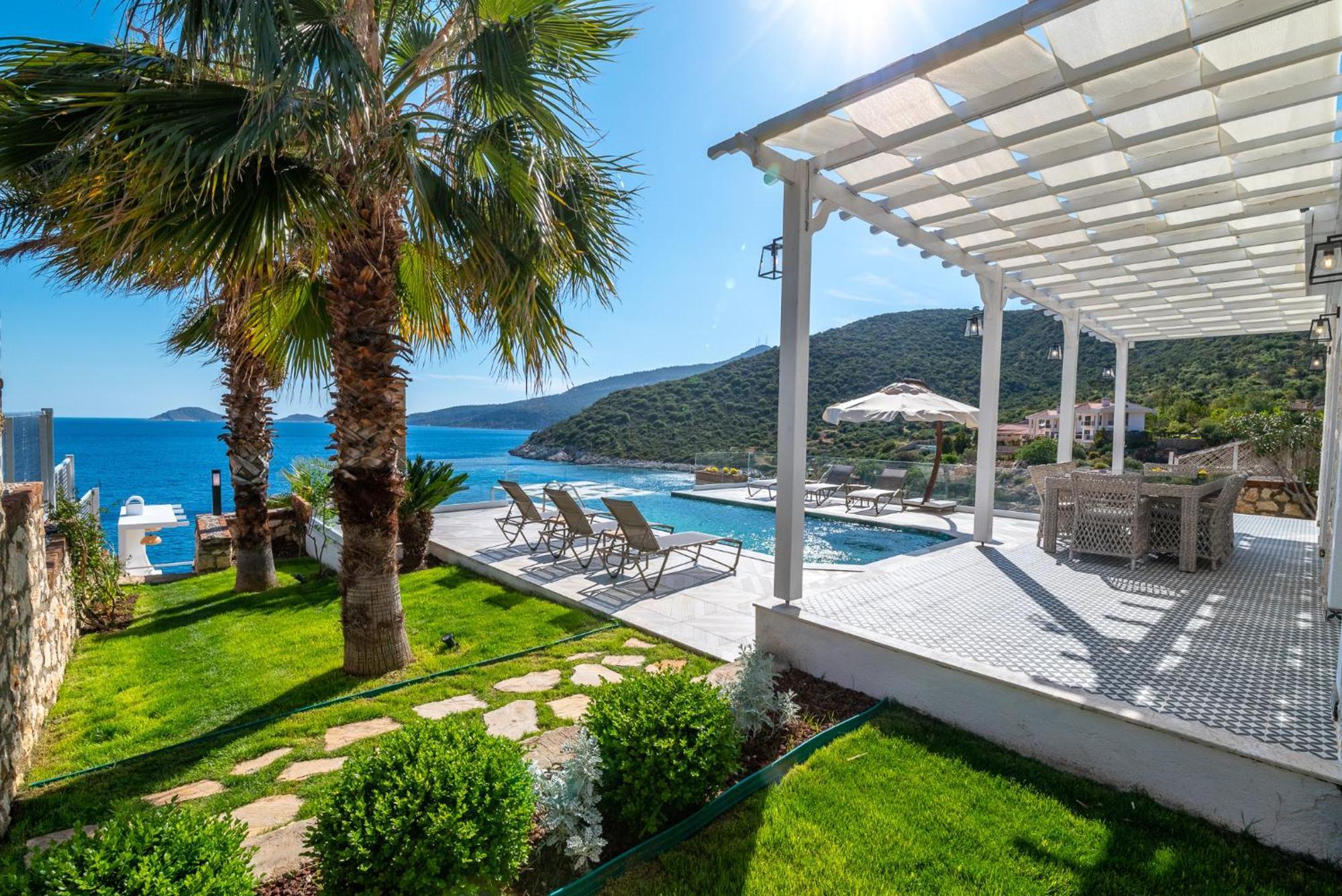 Beachfront White Villa With Private Swimming Pool カルカン エクステリア 写真